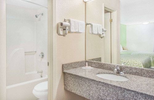 Calvert City Hotel | Welcoming Days Inn by Wyndham Calvert City with Pool & Dining