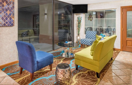 Calvert City Hotel | Welcoming Days Inn by Wyndham Calvert City with Pool & Dining