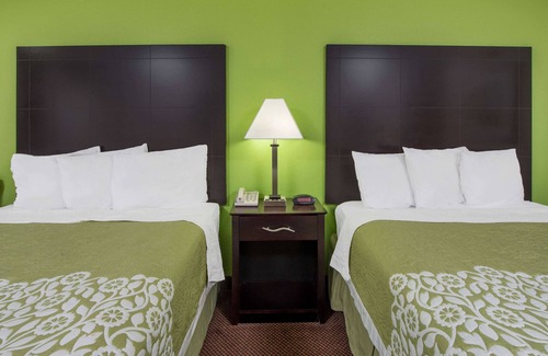 Calvert City Hotel | Welcoming Days Inn by Wyndham Calvert City with Pool & Dining