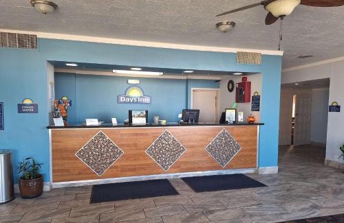 Colorado City Hotel | Pet-Friendly Days Inn with Ocean View & Pool in Colorado City