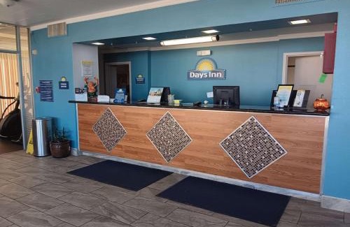 Colorado City Hotel | Pet-Friendly Days Inn with Ocean View & Pool in Colorado City