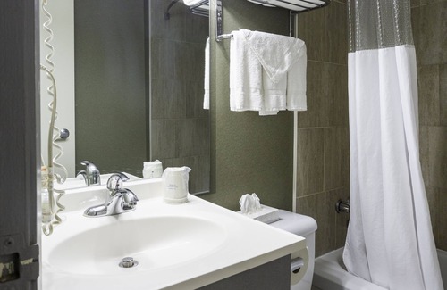 Fallsview Hotel | Affordable Comfort at Days Inn by Wyndham Fallsview