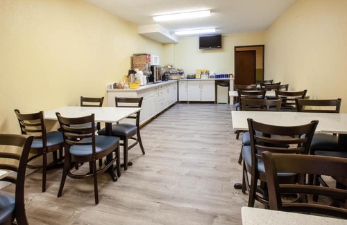 Cadillac Hotel | Discover Days Inn by Wyndham Cadillac: Pet Friendly & Oceanfront