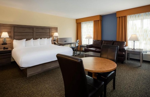 Cadillac Hotel | Discover Days Inn by Wyndham Cadillac: Pet Friendly & Oceanfront