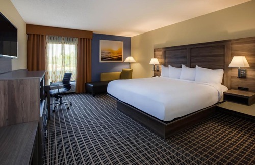 Cadillac Hotel | Discover Days Inn by Wyndham Cadillac: Pet Friendly & Oceanfront