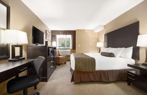 Montgomery Hotel | Pet Friendly Days Inn by Wyndham Calgary Northwest