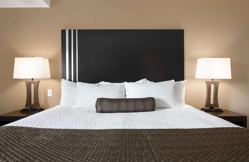 Montgomery Hotel | Pet Friendly Days Inn by Wyndham Calgary Northwest