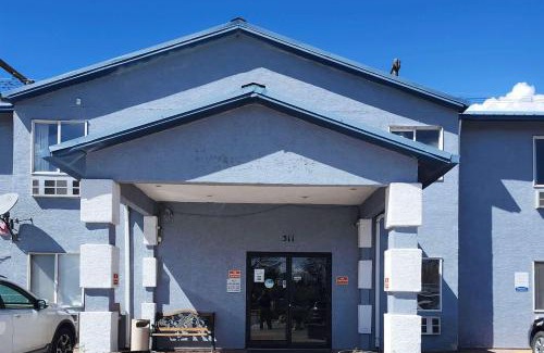 Canon City Cabin | Comfortable Econo Lodge: Pet-Friendly with Pool & Hot Tub