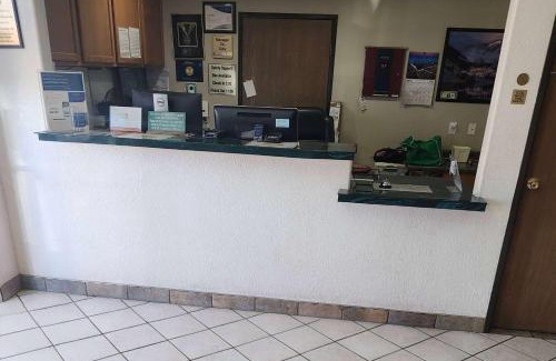 Canon City Cabin | Comfortable Econo Lodge: Pet-Friendly with Pool & Hot Tub