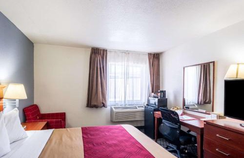 Canon City Cabin | Comfortable Econo Lodge: Pet-Friendly with Pool & Hot Tub