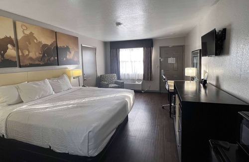 Canton Hotel | Convenient Days Inn by Wyndham Canton: Family & Pet Friendly
