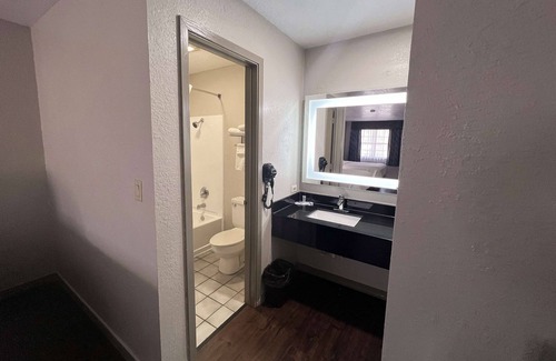 Canton Hotel | Convenient Days Inn by Wyndham Canton: Family & Pet Friendly