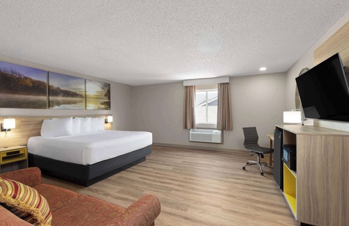 Carthage Hotel | Inviting Days Inn by Wyndham Carthage with Pool & Spa Access