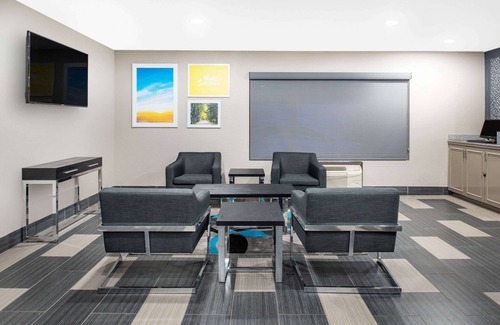 Carthage Hotel | Inviting Days Inn by Wyndham Carthage with Pool & Spa Access