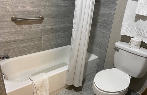 Carthage Hotel | Inviting Days Inn by Wyndham Carthage with Pool & Spa Access