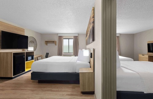 Carthage Hotel | Inviting Days Inn by Wyndham Carthage with Pool & Spa Access