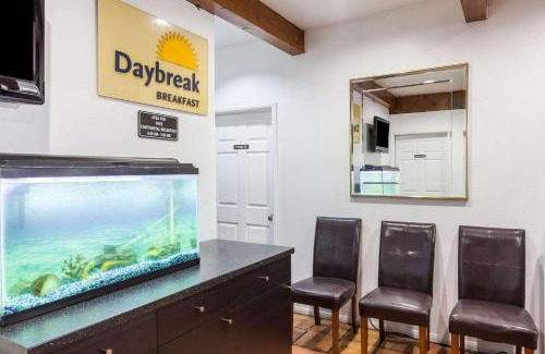 Castaic Hotel | Relaxing Stay at Days Inn by Wyndham near Magic Mountain