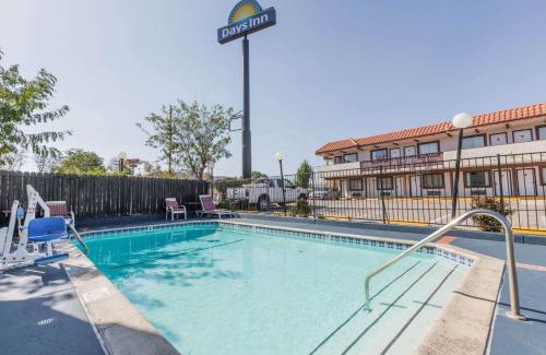 Castaic Hotel | Relaxing Stay at Days Inn by Wyndham near Magic Mountain