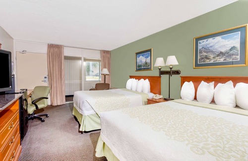 Cedar Falls Hotel | Budget-Friendly Days Inn by Wyndham Cedar Falls Plaza