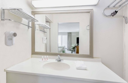 Cedar Falls Hotel | Budget-Friendly Days Inn by Wyndham Cedar Falls Plaza