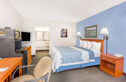 Cedar Falls Hotel | Budget-Friendly Days Inn by Wyndham Cedar Falls Plaza