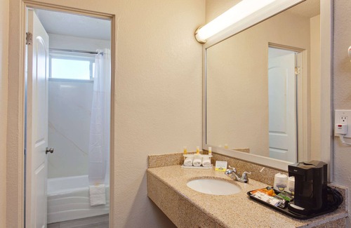 Chowchilla Hotel | Comfortable Days Inn by Wyndham: Gateway to Yosemite