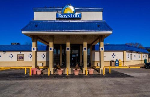 Clinton Hotel | Discover Comfort at Days Inn by Wyndham Clinton