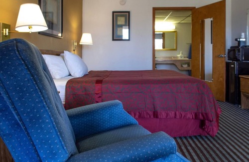 Clinton Hotel | Comfortable Stay at Days Inn by Wyndham Clinton with Pool