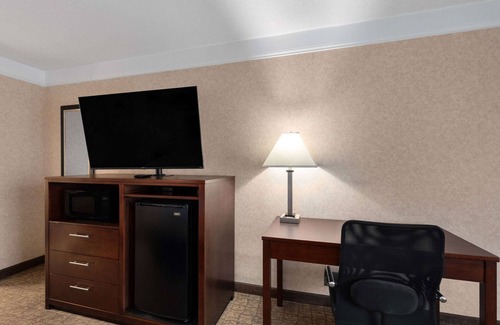 Columbia Hotel | Family-Friendly Days Inn by Wyndham Columbia, KY with Pool