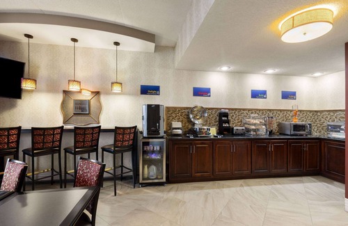 Columbia Hotel | Family-Friendly Days Inn by Wyndham Columbia, KY with Pool