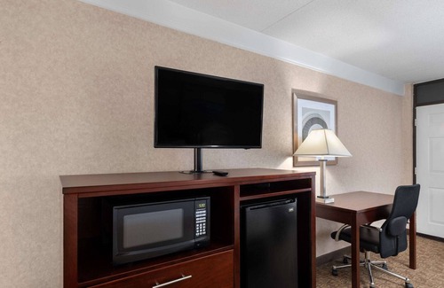 Columbia Hotel | Family-Friendly Days Inn by Wyndham Columbia, KY with Pool