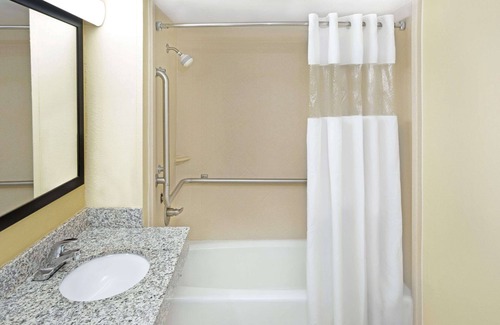 Columbus Hotel | Convenient Days Inn by Wyndham Columbus-North Fort Moore