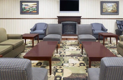 Columbus Hotel | Convenient Days Inn by Wyndham Columbus-North Fort Moore
