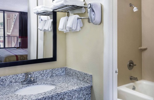 Columbus Hotel | Convenient Days Inn by Wyndham Columbus-North Fort Moore