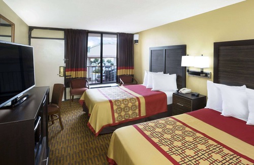 Columbus Hotel | Convenient Days Inn by Wyndham Columbus-North Fort Moore