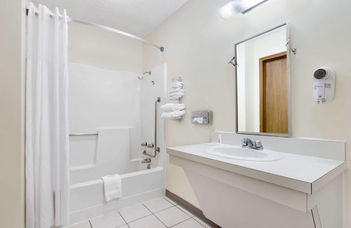 Concordia Hotel | Relaxing Days Inn by Wyndham Concordia with Pool & Breakfast
