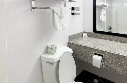 Conneaut Hotel | Comfortable Days Inn by Wyndham Conneaut with Breakfast & Dining