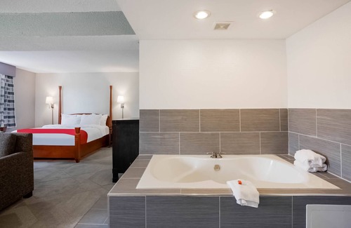 Conneaut Hotel | Comfortable Days Inn by Wyndham Conneaut with Breakfast & Dining