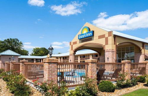 Conway Hotel | Comfortable Stay at Days Inn by Wyndham Conway for Families