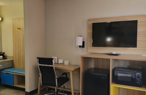 Conway Hotel | Convenient Days Inn by Wyndham Conway with Pool & Restaurant