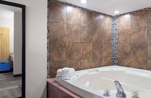 Conway Hotel | Convenient Days Inn by Wyndham Conway with Pool & Restaurant