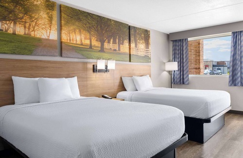 Conway Hotel | Convenient Days Inn by Wyndham Conway with Pool & Restaurant