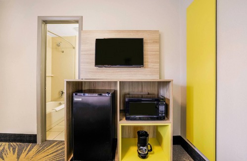 Cortez Hotel | Comfortable Days Inn by Wyndham Cortez with Pool & Breakfast