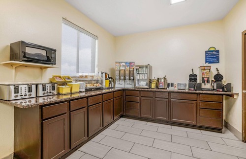 Cortez Hotel | Comfortable Days Inn by Wyndham Cortez with Pool & Breakfast