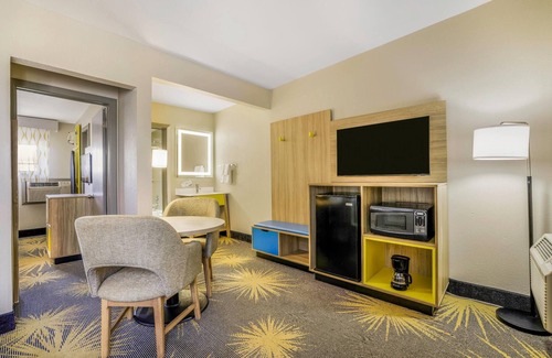 Cortez Hotel | Comfortable Days Inn by Wyndham Cortez with Pool & Breakfast