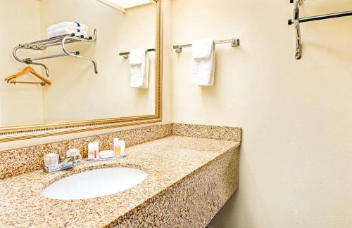 Covington Hotel | Family-Friendly Days Inn by Wyndham Covington with Pool Access