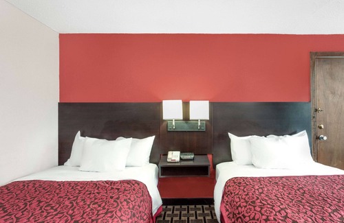 Cullman Hotel | Convenient Days Inn by Wyndham Cullman with Pool & Dining