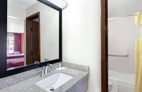Cullman Hotel | Convenient Days Inn by Wyndham Cullman with Pool & Dining