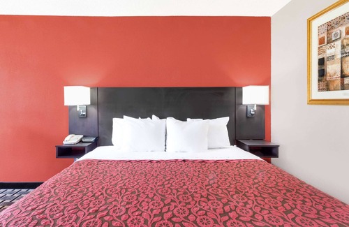 Cullman Hotel | Convenient Days Inn by Wyndham Cullman with Pool & Dining