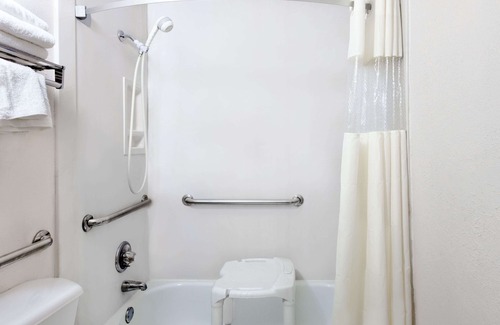 Cullman Hotel | Convenient Days Inn by Wyndham Cullman with Pool & Dining
